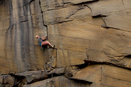 Jesse Dufton su Forked Lightning Crack, classica arrampicata trad sul gritstone inglese