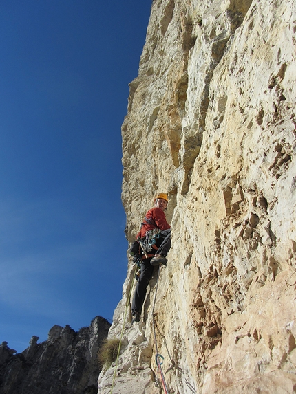 Monte Pasubio, Piccole Dolomiti, Marco Toldo, Ivo Maistrello, Diana Sbabo - Angoscia al Sojo Rosso (Monte Pasubio): Ivo Maistrello al quarto tiro