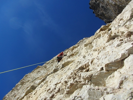 Monte Pasubio, Piccole Dolomiti, Marco Toldo, Ivo Maistrello, Diana Sbabo - Angoscia al Sojo Rosso (Monte Pasubio): Ivo Maistrello al quarto tiro