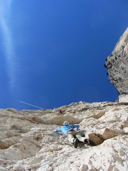 Monte Pasubio, Piccole Dolomiti, Marco Toldo, Ivo Maistrello, Diana Sbabo - Angoscia al Sojo Rosso (Monte Pasubio): Ivo Maistrello e Marco Toldo, quinto tiro