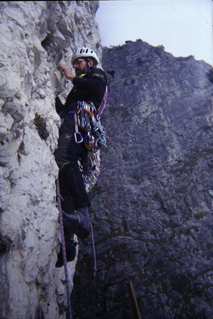 Monte Pasubio, Piccole Dolomiti, Alessandro Galasso, Andrea Dalle Nogare, Andrea Micheletto - Angoscia al Sojo Rosso (Monte Pasubio): Andrea Micheletto in apertura nel 2002