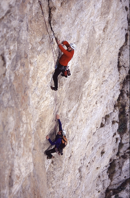 Monte Pasubio, Piccole Dolomiti, Alessandro Galasso, Andrea Dalle Nogare, Andrea Micheletto - Angoscia al Sojo Rosso (Monte Pasubio): Alessandro Galasso e Andrea Dalle Nogare, sesto tiro, 2002