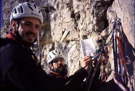 Monte Pasubio, Piccole Dolomiti, Alessandro Galasso, Andrea Dalle Nogare, Andrea Micheletto - Angoscia al Sojo Rosso (Monte Pasubio): ottava sosta, libro di via