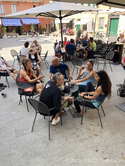 Petzl Legend Tour Italia - A destra Luca ‘Blond’ Biondi e Martino Lang parlano con Federica Mingolla, Wafaa Amer e Laura Giunta al Bar Centrale di Finalborgo.