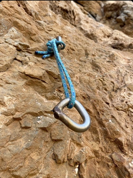 Sardinia titanium bolts - A broken bolt left as a warning at the crag Cuenca del Cabron (Buggerru, Sardinia) 
