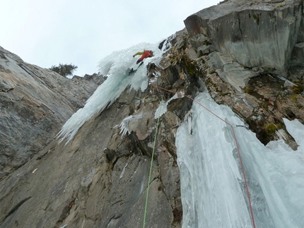 Floitental - Benedikt Purner getting to grips with Quasimodo (90m M7 WI7-, Benedikt Purner & Klaus Pietersteiner 02/2011) Floitental, Austria