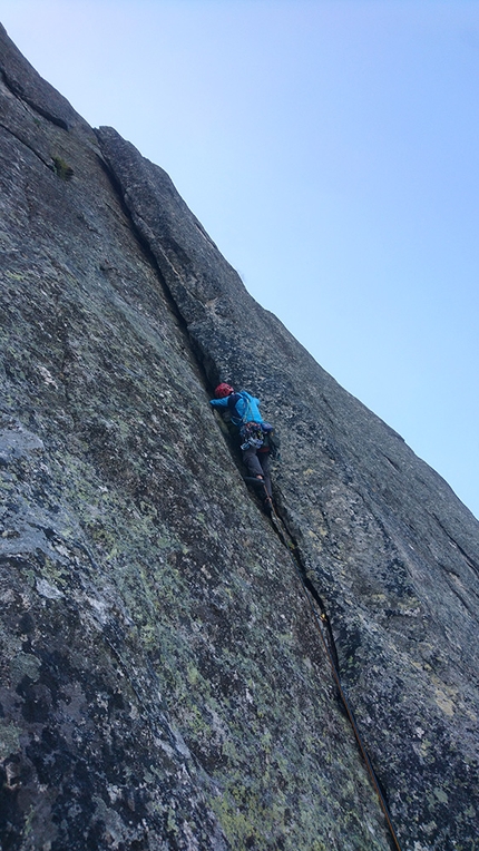 Roda Val della Neve, Val Bregaglia, Caterina Bassi, Stefano Libera, Martino Quintavalla - Spettro di Brocken alla Roda Val della Neve (Val Bregaglia): Stefano Libera sulla fessura di L3