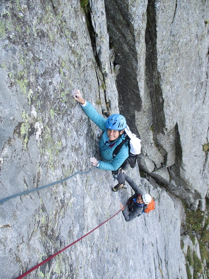 Roda Val della Neve, Val Bregaglia, Caterina Bassi, Stefano Libera, Martino Quintavalla - Spettro di Brocken alla Roda Val della Neve (Val Bregaglia): Caterina Bassi e Martino Quintavalla sulle placche di L8