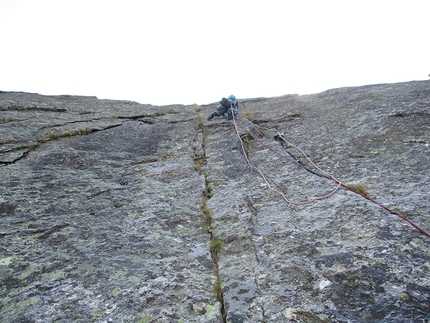 Roda Val della Neve, Val Bregaglia, Caterina Bassi, Stefano Libera, Martino Quintavalla - Spettro di Brocken alla Roda Val della Neve (Val Bregaglia): Caterina Bassi in apertura su L10