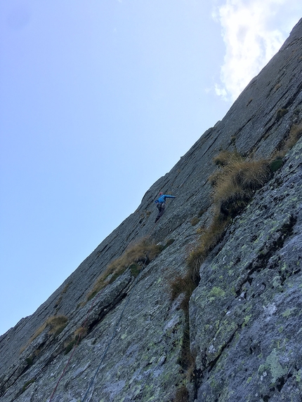 Roda Val della Neve, Val Bregaglia, Caterina Bassi, Stefano Libera, Martino Quintavalla - Spettro di Brocken alla Roda Val della Neve (Val Bregaglia): Stefano Libera sulle placche finali