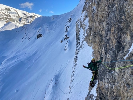 Gran Sometta, Valle d'Aosta, François Cazzanelli, Roger Bovard, Emrik Favre, Jerome Perruquet, Francesco Ratti, Stefano Stradelli - Gran Sometta (3361m), Valle d'Aosta: Stefano Stradelli su Goccia a Goccia si Scala la roccia, aperta con François Cazzanelli e Jerome Perruquet