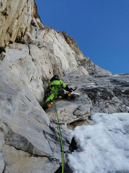 Gran Sometta, Valle d'Aosta, François Cazzanelli, Roger Bovard, Emrik Favre, Jerome Perruquet, Francesco Ratti, Stefano Stradelli - Gran Sometta (3361m), Valle d'Aosta: François Cazzanelli insieme a Emrik Favre e Jerome Perruquet su Il Destino dei Prigionieri (130m, M7)