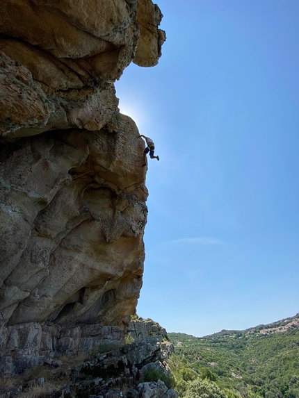 Monte Tuvu, Sardegna - Marco Corda su Il nido del falco (7b+), Monte Tuvu, Sardegna