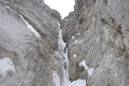 Karwendel, David Bruder, Martin Feistl - David Bruder e Martin Feistl aprono Stalingrad, tra Grubenkarspitze (2663m) e Plattenspitze (2492m) nel Karwendel in Austria.