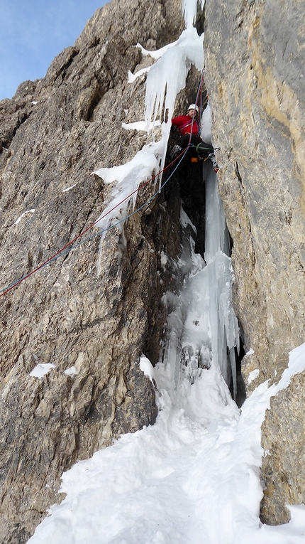 Der Rotz, Val Lasties, Dolomiti, Manuel Luterotti, Jörg Niedermayr - Jörg Niedermayr inizia il secondo tiro di Der Rotz in Val Lasties nelle Dolomiti