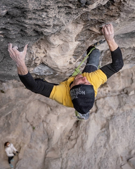Stefano Ghisolfi - Stefano Ghisolfi libera Erebor nella falesia Eremo di San Paolo ad Arco. Curiosamente si tratta della prima via spittata dal 27enne climber torinese.