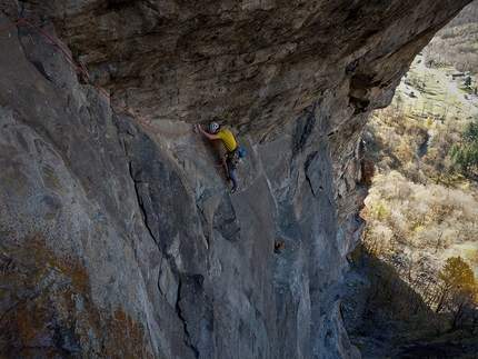 Valle Bavona, Alexandra Schweikart, Christopher Igel - Christopher Igel on the second pitch of Space Force in Val Bavona, Switzerland