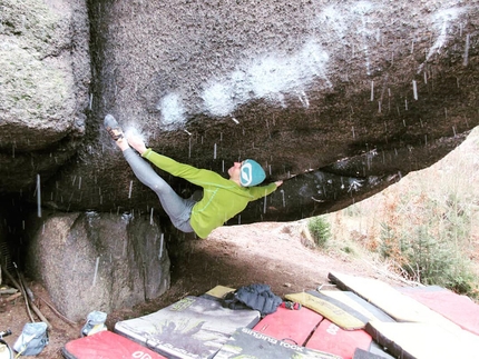 Martin Stráník sotto la nevicata libera Teorie Tygra 8B+ a Vesec