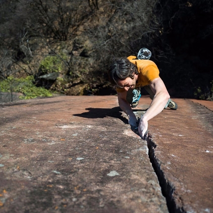 Florian Riegler, Skinwalker - Florian Riegler su Skinwalker, la difficile fessura d’arrampicata trad vicino a Bolzano