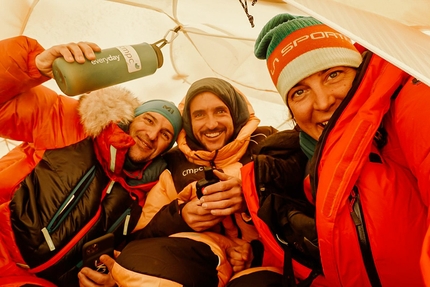 Sergi Mingote, Juan Pablo Mohr, Tamara Lunger - Sergi Mingote, Juan Pablo Mohr and Tamara Lunger in a tenta at Camp 1 on K2