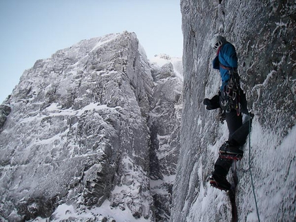 Ben Nevis - Tim Neill durante la prima ripetizione di Storm Trooper (VIII,8) a Creag Coire na Ciste, Ben Nevis.