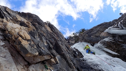 Val Pramper, Dolomiti di Zoldo, Santiago Padrós, Ruggero Corà, Piero Danieli - Ruggero Corà sul terzo tiro di Il Camoscio Saltarino in Val Pramper, Dolomiti di Zoldo