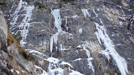 Val Pramper, Dolomiti di Zoldo, Santiago Padrós, Ruggero Corà, Piero Danieli - Ruggero Corà sul primo tiro di Il Camoscio Saltarino in Val Pramper, Dolomiti di Zoldo