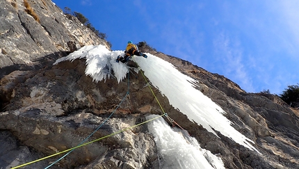 Val Pramper, Dolomiti di Zoldo, Santiago Padrós, Giovanni Zaccaria - Giovanni Zaccaria sul terzo tiro di Fantastico Piacere in Val Pramper, Dolomiti di Zoldo