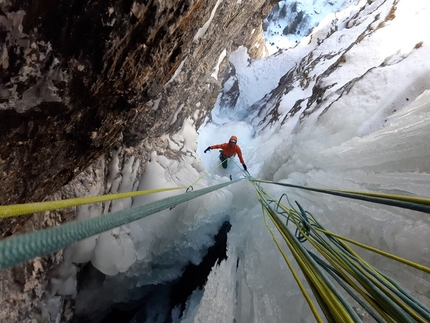 Val Pramper, Dolomiti di Zoldo, Santiago Padrós, Giovanni Zaccaria - Santiago Padrós fotografato dall'ultima sosta di Fantastico Piacere in Val Pramper, Dolomiti di Zoldo