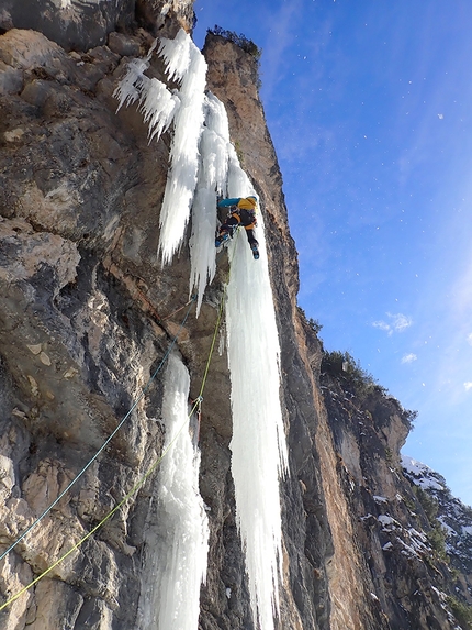 Val Pramper, Dolomiti di Zoldo, Santiago Padrós, Giovanni Zaccaria - Giovanni Zaccaria sul quarto tiro di Fantastico Piacere in Val Pramper, Dolomiti di Zoldo