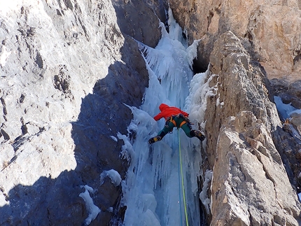 Val Pramper, Dolomiti di Zoldo, Santiago Padrós, Giovanni Zaccaria - Santiago Padrós nel camino del penultimo tiro di Fantastico Piacere in Val Pramper, Dolomiti di Zoldo