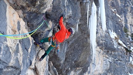 Val Pramper, Dolomiti di Zoldo, Santiago Padrós, Giovanni Zaccaria - Santiago Padrós sul terzo tiro di Fantastico Piacere in Val Pramper, Dolomiti di Zoldo