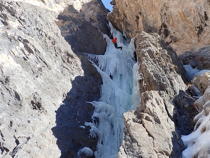 Val Pramper, Dolomiti di Zoldo, Santiago Padrós, Giovanni Zaccaria - Santiago Padrós sul penultimo tiro di Fantastico Piacere in Val Pramper, Dolomiti di Zoldo