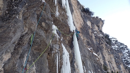 Val Pramper, Dolomiti di Zoldo, Santiago Padrós, Giovanni Zaccaria - Santiago Padrós sul festone del terzo tiro di Fantastico Piacere in Val Pramper, Dolomiti di Zoldo