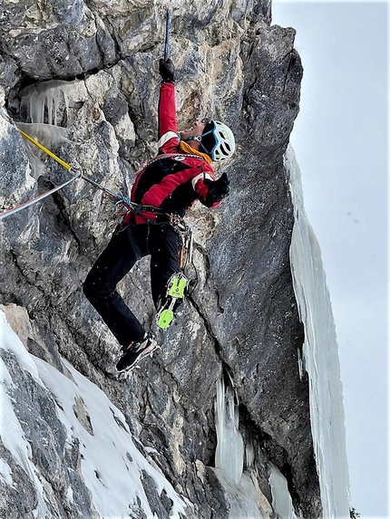 Sass Dlacia, Alta Badia, Dolomiti, Marcello Cominetti, Giorgio Manica - Marcello Cominetti sul traverso di M7 o AO di Stratos sul Sas Dlacia nelle Dolomiti