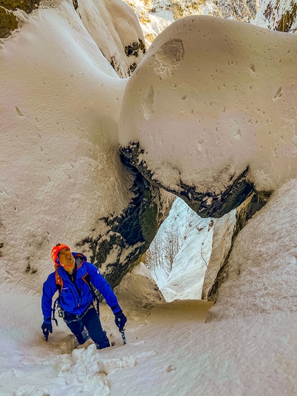 Lauterbrunnental, Exocet, Dani Arnold, Roger Schäli - Dani Arnold sopra il caratteristico masso incastrato di Exocet a Lauterbrunnen in Svizzera