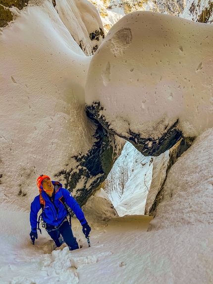 Lauterbrunnental, Exocet, Dani Arnold, Roger Schäli - Dani Arnold above the characteristic wedged block on Exocet at Lauterbrunnen in Switzerland