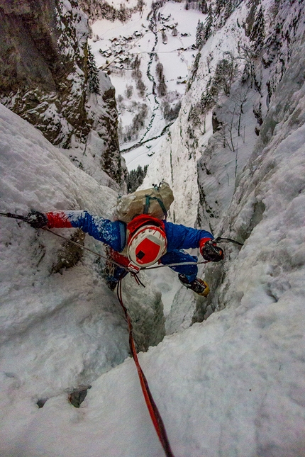 Lauterbrunnental, Exocet, Dani Arnold, Roger Schäli - Roger Schäli establishing Exocet at Lauterbrunnen in Switzerland