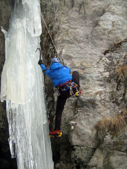 Ice Valle di Gressoney - Etica Coatta. Pierre Vezzoli sul terzo tiro