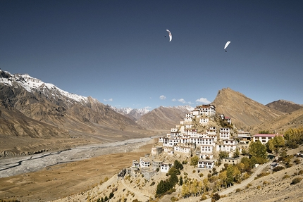 Banff Mountain Film Festival World Tour - Fly Spiti di Benoit Delfosse, con Thomas de Dorlodot, Horacio Llorens e Debu Choudhury.