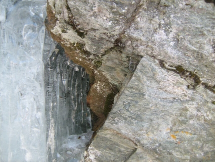 Ice Valle di Gressoney - Etica Coatta.  Il chiodo sul terzo tiro