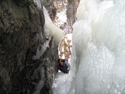 Ice Valle di Gressoney - Etica Coatta. Paolo Giacobbe arriva alla seconda sosta