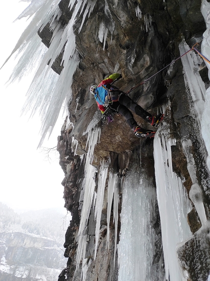 Val Daone, cascate di ghiaccio  - Matteo Rivadossi in apertura su L3 di Ritorno al Futuro in Valle di Daone