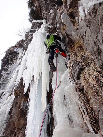 Val Daone, cascate di ghiaccio  - Matteo Rivadossi in Valle di Daone in apertura sulla colonna ghiacciata che ricopre la Variante Zipponi