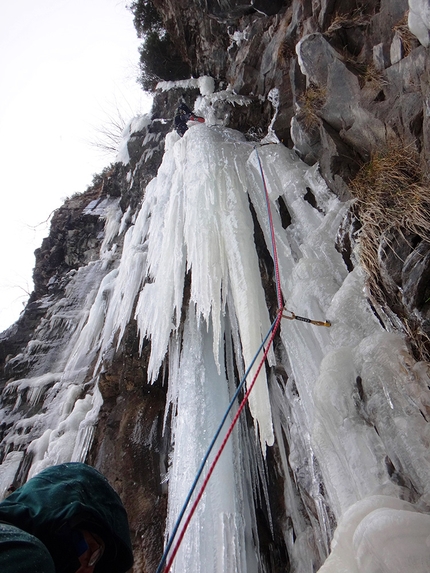 Val Daone, cascate di ghiaccio  - Matteo Rivadossi in apertura sulla versione ghiacciata che della Variante Zipponi