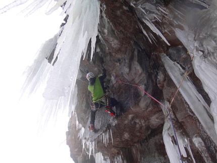 Val Daone, cascate di ghiaccio  - Matteo Rivadossi libera l'M8+ di L3 di Ritorno al Futuro in Valle di Daone