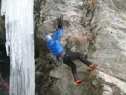 Ice Valle di Gressoney - Etica Coatta. Pierre Vezzoli attacca il terzo tiro