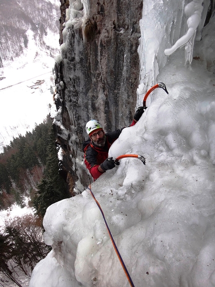Val Daone, cascate di ghiaccio  - Silvio Fieschi raggiunge S2 su Futura in Valle di Daone