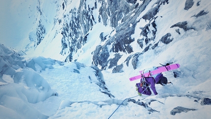 Gold Card Couloir, Canada, Brette Harrington, Christina Lustenberger, Andrew McNab - Brette Harrington, Christina Lustenberger e Andrew McNab durante la prima discesa con gli sci di Gold Card Couloir, posto tra Mount Burnham e Mount Grady in Canada