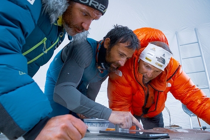 Manaslu, Alex Txikon, Iñaki Alvarez, Simone Moro - La spedizione invernale al Manaslu: Iñaki Alvarez, Alex Txikon e Simone Moro